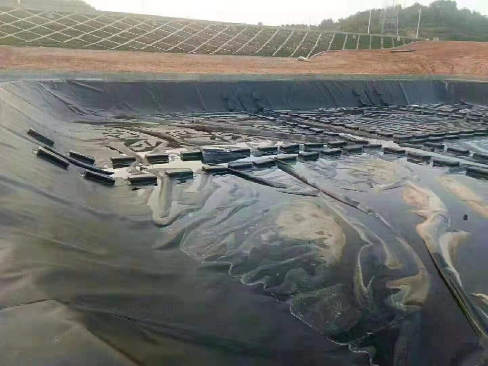 垃圾场调节池土工膜施工案例